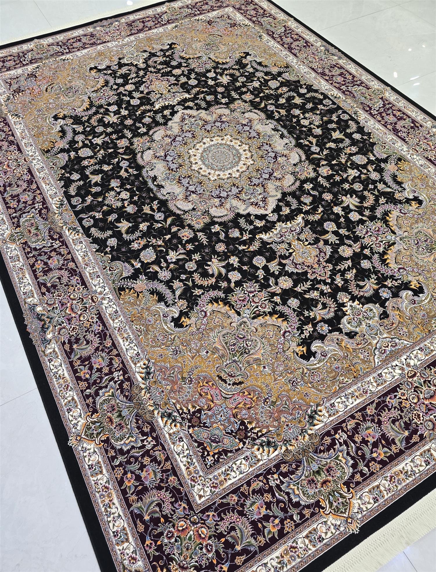 شاهکار مشکی حاشیه ارغوانی